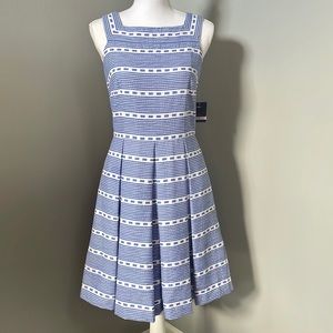 JUST TAYLOR CHAMBRAY FIT & FLARE COTTON WOMENS DRESS w/POCKETS in BLUE & WHITE